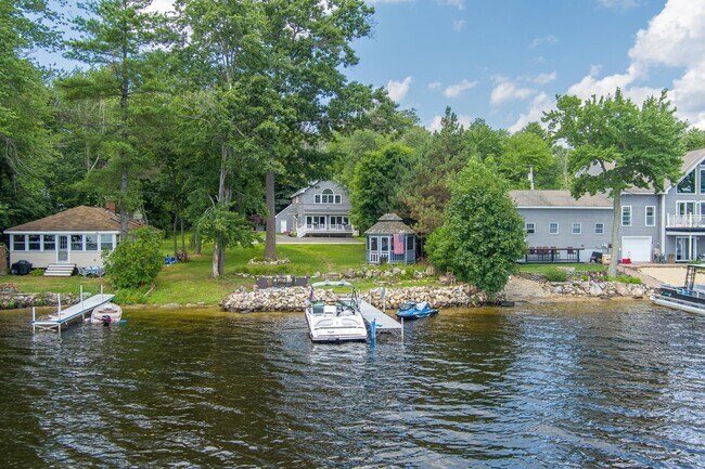 4 W Shore Dr in Sandown, NH - Foto de edificio - Building Photo