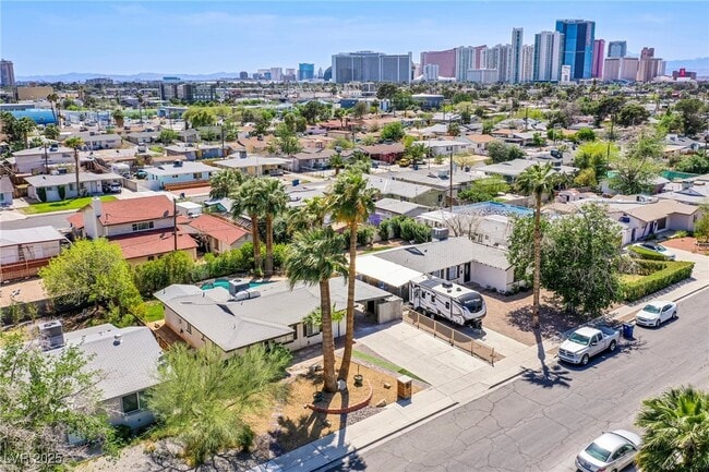 property at 1046 E Hassett Ave