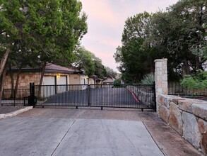 1000 Liberty Park Dr in Austin, TX - Foto de edificio - Building Photo