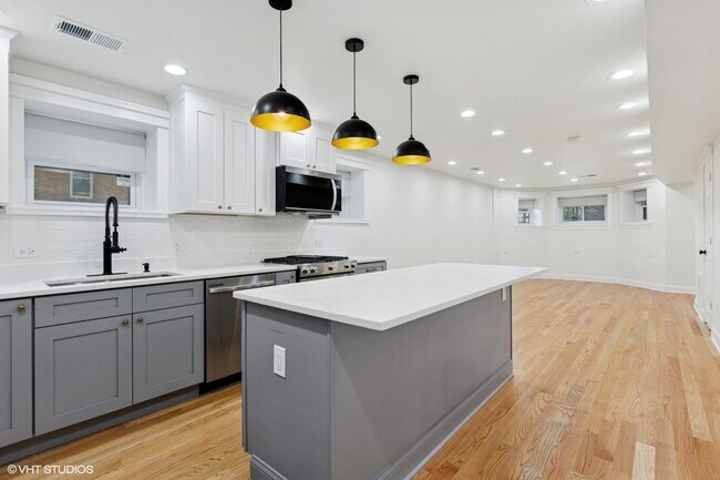 2331 N Campbell Ave in Chicago, IL - Building Photo - Building Photo