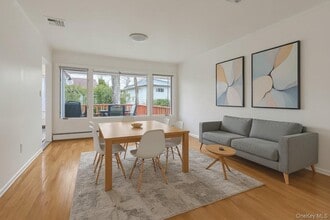 16 Middle Ln in Jericho, NY - Building Photo - Building Photo