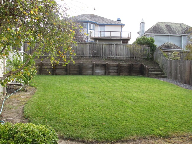 633 Silver Ave in Half Moon Bay, CA - Foto de edificio - Building Photo