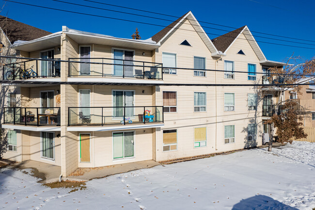 Princeton Manor in Calgary, AB - Building Photo - Building Photo