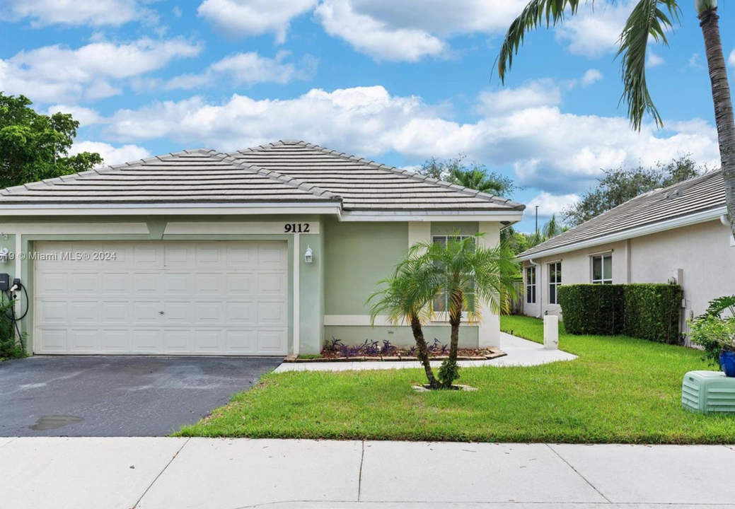 9112 Lake Park Cir S in Davie, FL - Foto de edificio