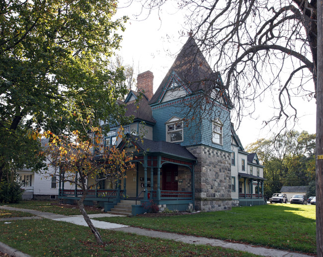 207 N Hamilton St in Ypsilanti, MI - Foto de edificio - Building Photo