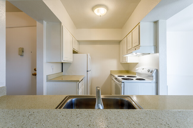 Belmar Groves Apartments in Lakewood, CO - Building Photo - Interior Photo