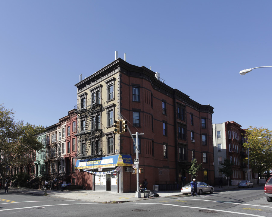 588 Throop Ave in Brooklyn, NY - Foto de edificio