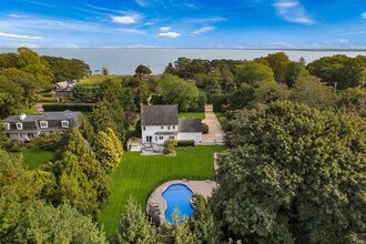 1025 Peconic Bay Blvd in Laurel, NY - Building Photo - Building Photo