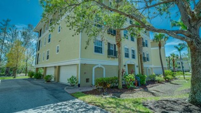 10031 Lake Cove Dr in Ft. Myers, FL - Foto de edificio - Building Photo