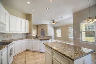 105 Cove Pl Ct in Montgomery, TX - Building Photo - Building Photo