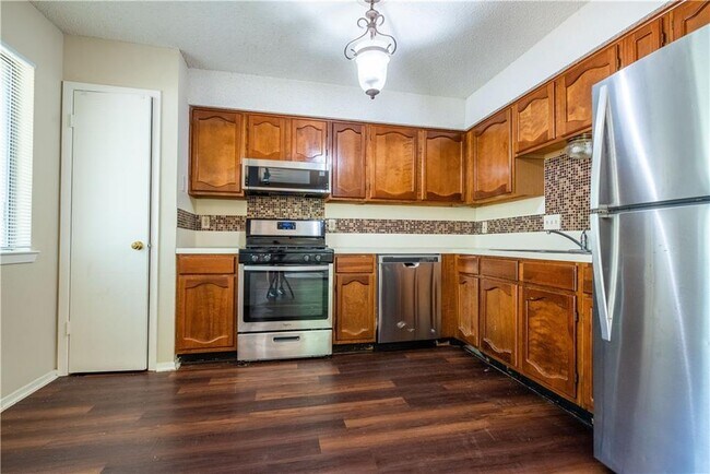 9000 Mountain Ridge Dr in Austin, TX - Building Photo - Building Photo
