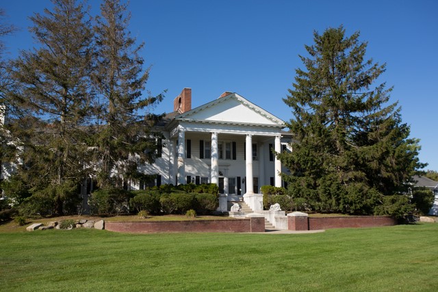 Fairfield Arnold Manor At West Islip in West Islip, NY - Building Photo - Building Photo