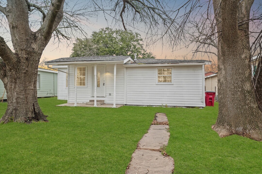 1326 W 6th St in Freeport, TX - Building Photo
