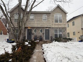 62 A Linwood Rd N in Sands Point, NY - Building Photo