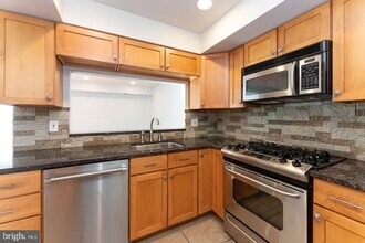 2010 Green St in Philadelphia, PA - Building Photo - Building Photo