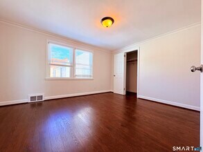 387 Quaker Ln S in West Hartford, CT - Building Photo - Building Photo