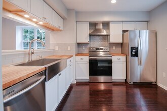 1374 Village Dr in Detroit, MI - Building Photo - Building Photo
