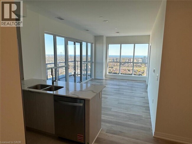 15 Watergarden Dr in Mississauga, ON - Building Photo - Building Photo