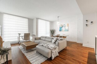 859 Rue de la Commune E in Montréal, QC - Building Photo