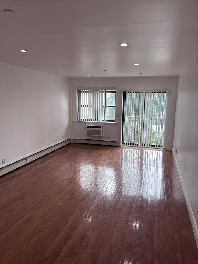 27-16 41st Ave in Queens, NY - Building Photo - Building Photo