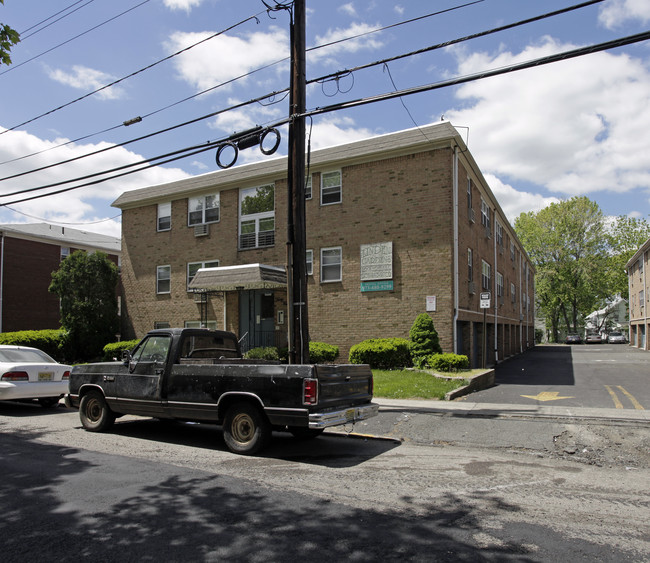 Linden Square in Irvington, NJ - Foto de edificio - Building Photo