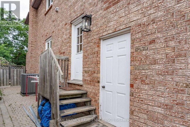 1609 Hollywell Ave in Mississauga, ON - Building Photo - Building Photo