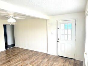 1005 Avenue E 1/2 in Alvin, TX - Building Photo - Building Photo