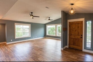 20825 Crest Dr in Tehachapi, CA - Foto de edificio - Building Photo