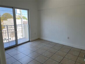 1020 SW 4th St in Miami, FL - Building Photo - Building Photo