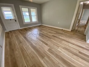 208 N Kinney Ave in Iowa, LA - Building Photo - Building Photo