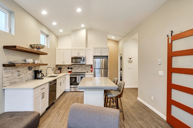 2732 44th Ave SW in Seattle, WA - Building Photo - Building Photo