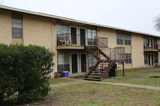 Silver Springs Apartments in San Antonio, TX - Foto de edificio - Building Photo