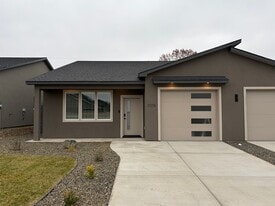 2121 Carr Rd in Pasco, WA - Building Photo