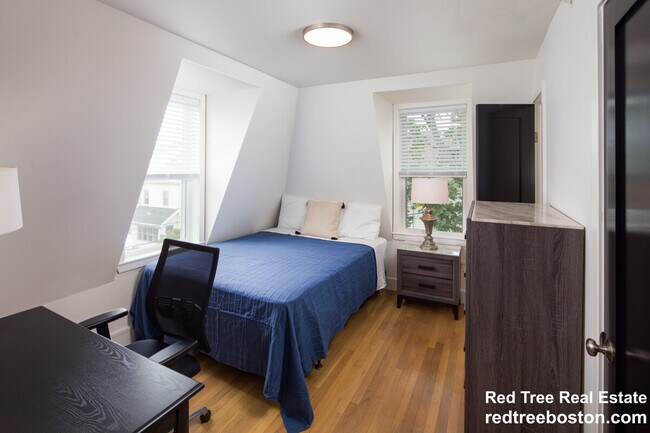92 Brown St, Unit 1 in Waltham, MA - Building Photo - Building Photo