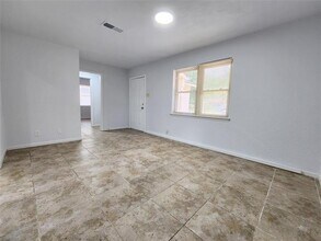 2633 Crestbrook Ln in Grand Prairie, TX - Building Photo - Building Photo