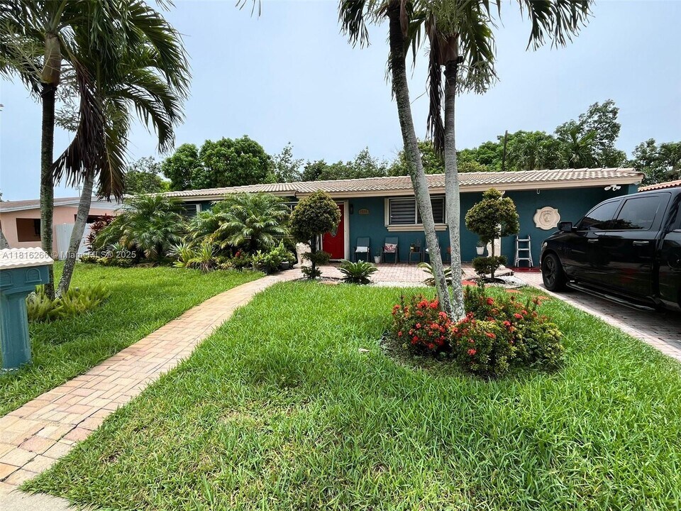 1320 NW 134th St in Miami, FL - Building Photo