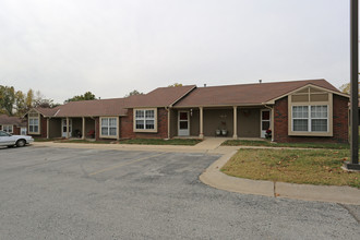 Park Village in Parkville, MO - Building Photo - Building Photo