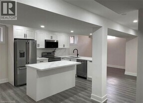 401 OLD MUD St in Hamilton, ON - Building Photo