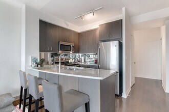 18 Yorkville Ave in Toronto, ON - Building Photo - Building Photo