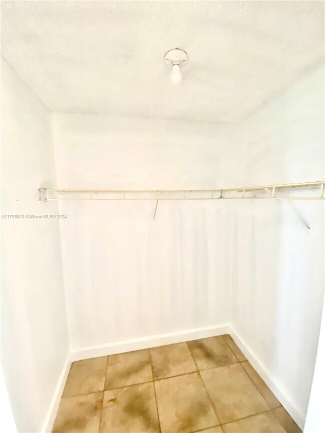 2500 SW 81st Ave, Unit 402 in Davie, FL - Foto de edificio - Building Photo