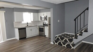 219 NE Cedar Ct in Blue Springs, MO - Foto de edificio - Building Photo