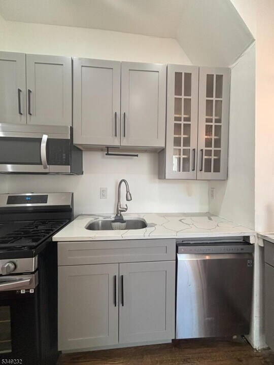 205 Broughton Ave in Bloomfield, NJ - Building Photo