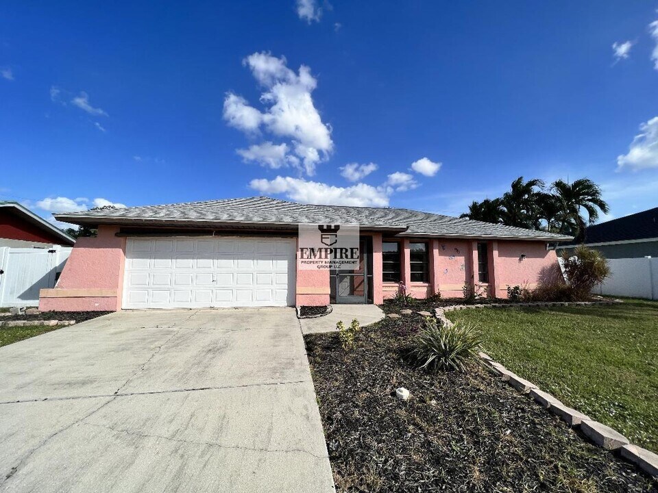 1807 SE 11th Ave in Cape Coral, FL - Building Photo