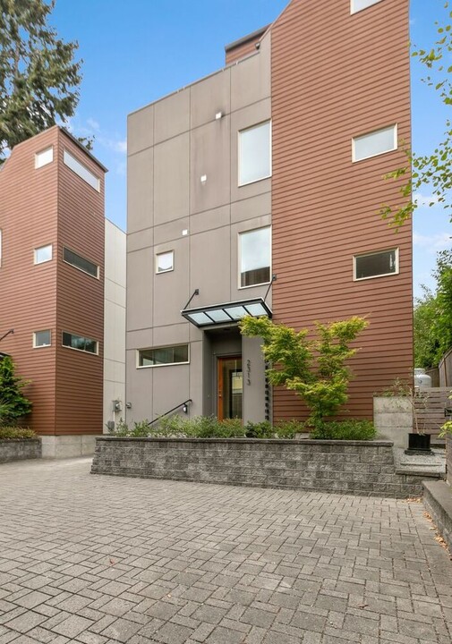 2313 48th Ave SW in Seattle, WA - Building Photo