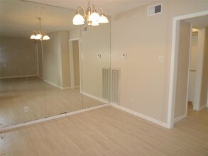 3809 N Braeswood Blvd-Unit -6 in Houston, TX - Building Photo - Building Photo