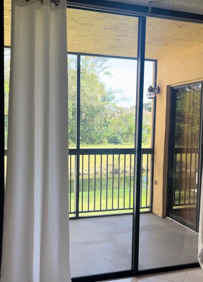5701 Riverside Dr in Coral Springs, FL - Building Photo - Building Photo