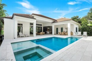 3200 Crayton Rd in Naples, FL - Building Photo