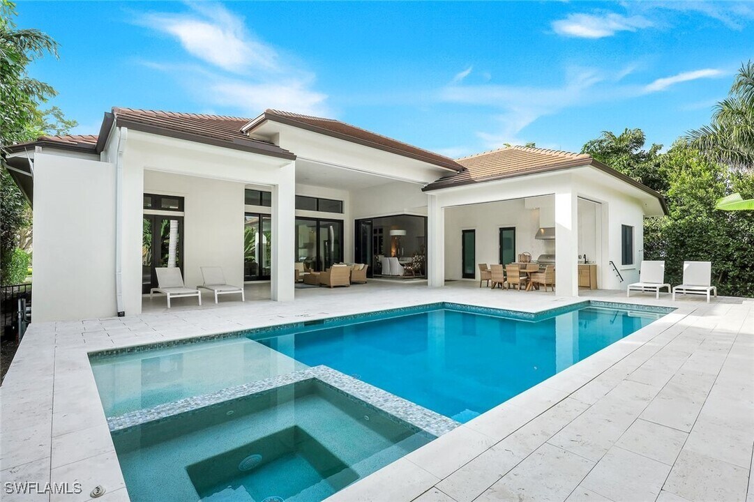 3200 Crayton Rd in Naples, FL - Building Photo