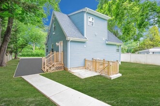 79 15th St in Wading River, NY - Building Photo - Building Photo