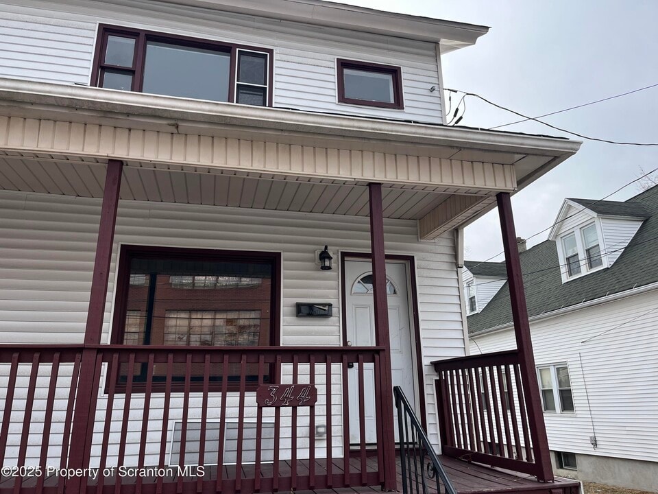344 Pear St in Scranton, PA - Building Photo